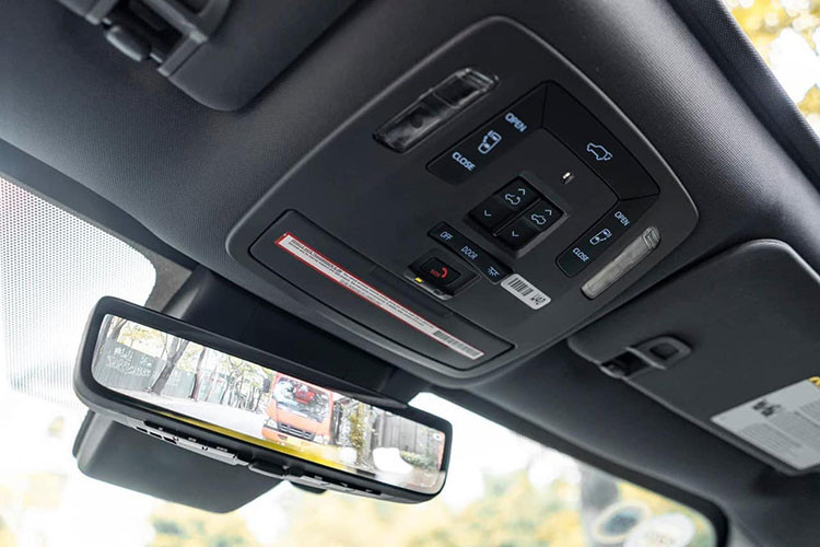 Toyota Sienna Platinum 2021 là mẫu duy nhất cung cấp màn hình gắn trên trần kích thước 10 inch và camera 360 độ hiển thị nhiều kiểu khác nhau. Phiên bản này cũng có hàng ghế thứ 2 chỉ 2 chỗ ngồi với đệm bắp đùi chỉnh cơ, lối đi ở giữa. Toyota Sienna bản Platinum cũng được trang bị tính năng mới là đá chân để mở và đóng cửa trượt 2 bên.