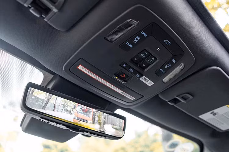 Toyota Sienna Platinum 2021 là mẫu duy nhất cung cấp màn hình gắn trên trần kích thước 10 inch và camera 360 độ hiển thị nhiều kiểu khác nhau. Phiên bản này cũng có hàng ghế thứ 2 chỉ 2 chỗ ngồi với đệm bắp đùi chỉnh cơ, lối đi ở giữa. Toyota Sienna bản Platinum cũng được trang bị tính năng mới là đá chân để mở và đóng cửa trượt 2 bên.