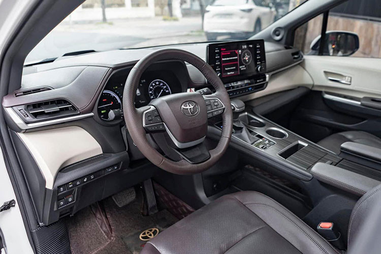 Ghế ngồi trên Toyota Sienna 2021 bản Platinum được bọc da cao cấp, chỉnh điện ghế lái ghế phụ, ghế lái nhớ 2 vị trí, nội thất ốp gỗ. Cửa sổ trời tại khoang lái. Các mô hình Limited và Platinum sở hữu hệ thống âm thanh Toyota Premium tiêu chuẩn, tiên tiến với 12 loa JBL...