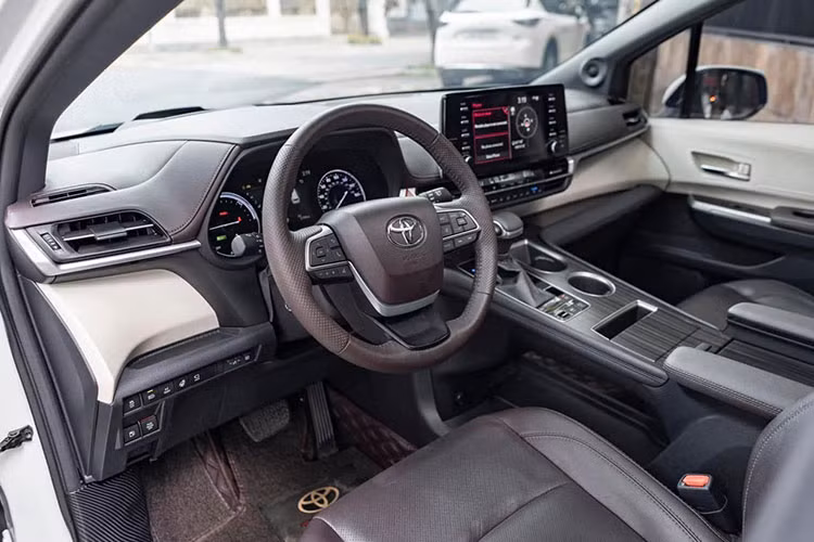 Ghế ngồi trên Toyota Sienna 2021 bản Platinum được bọc da cao cấp, chỉnh điện ghế lái ghế phụ, ghế lái nhớ 2 vị trí, nội thất ốp gỗ. Cửa sổ trời tại khoang lái. Các mô hình Limited và Platinum sở hữu hệ thống âm thanh Toyota Premium tiêu chuẩn, tiên tiến với 12 loa JBL...