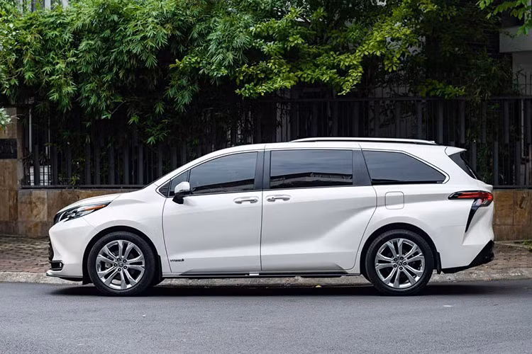 Mới đây, một chiếc MPV Toyota Sienna 2021 đã qua sử dụng được một đại lý tư nhân ở Hà Nội đưa lên sàn xe cũ. Mức giá chào bán khoảng hơn 4 tỷ đồng, xe dùng động cơ Hybrid, thiết kế mới và trang bị tiện nghi hơn bản cũ. Tuy nhiên, mức giá này so với thời điểm bán ra vào năm 2021 tại Việt nam gần như không đổi, thậm chí còn cao hơn.