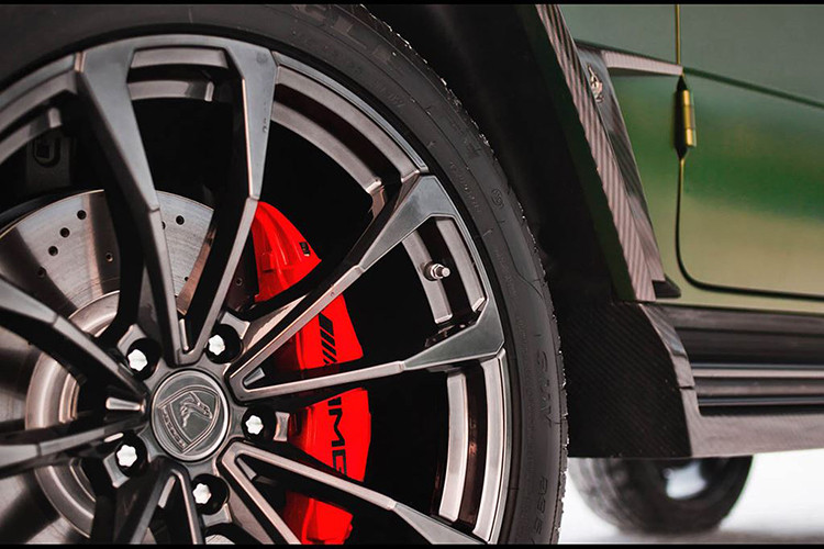 Bộ mâm xe nguyên bản của siêu SUV Mercedes G-Class 2019 cũng được làm mới lại dạng đa chấu ấn tượng hơn, bên trong là kẹp phanh mầu đỏ gắn logo AMG của nhà Mercedes-Benz khá ấn tượng.