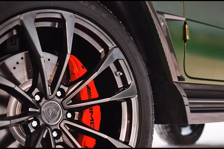 Bộ mâm xe nguyên bản của siêu SUV Mercedes G-Class 2019 cũng được làm mới lại dạng đa chấu ấn tượng hơn, bên trong là kẹp phanh mầu đỏ gắn logo AMG của nhà Mercedes-Benz khá ấn tượng.