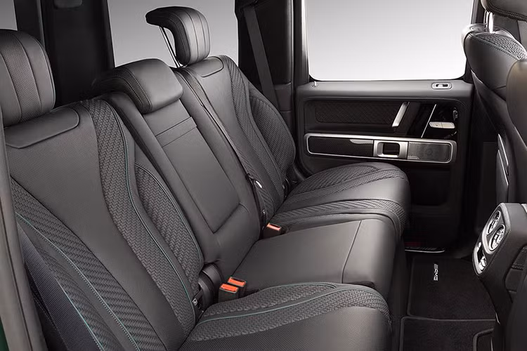 Sức mạnh được truyền tới cả 4 bánh thông qua hộp số tự động AMG 9 cấp. Theo thông tin từ phía nhà sản xuất Mercedes-Benz, chiếc xe chỉ mất 4,5 giây để tăng tốc từ 0-100km/h và đạt tốc độ tối đa 220km/h (có thể tăng lên thành 240km/h nếu đặt thêm gói tùy chọn AMG Driver's Package).