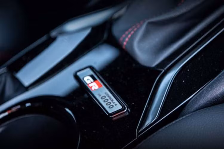 Một điểm nhấn nữa không thể bỏ qua của Toyota Corolla GR Sport 2022 ở thị trường Trung Quốc là hệ thống treo được hiệu chỉnh thể thao hơn. Điều này giúp xe nhạy hơn và cân bằng hơn nhằm đáp ứng nhu cầu của nhiều khách hàng.