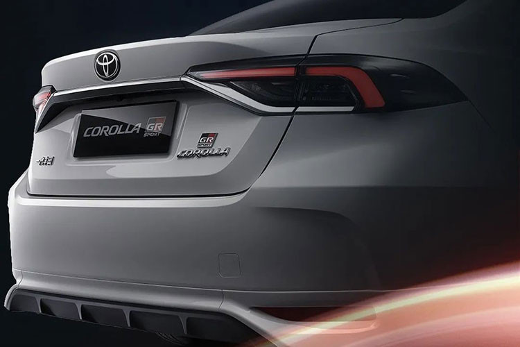 Về ngoại hình, Toyota Corolla GR Sport 2022 với thiết kế thay đổi so với bản thường. Trên đầu xe, mẫu sedan cỡ C này được bổ sung lưới tản nhiệt trên mới với nẹp màu đen nối giữa 2 đèn pha. Trong khi đó, lưới tản nhiệt dưới đi kèm mắt lưới hình tổ ong khác biệt. Ngoài ra, lưới tản nhiệt dưới còn có thêm viền màu đen bóng xung quanh mới. 