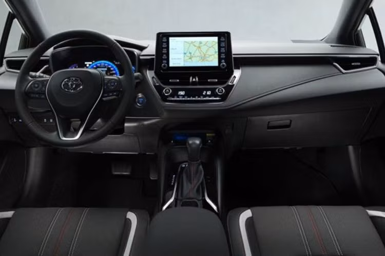 Đằng sau, Toyota Corolla GR Sport 2022 có thêm đèn hậu LED màu tối, bộ khuếch tán gió cỡ lớn dưới cản sau và logo "GR Sport" nằm ngay trên tem chữ nổi Corolla ở cửa cốp. Những thay đổi còn lại của mẫu xe này bao gồm cản trước, cản sau, cánh gió tích hợp trên nắp cốp và cánh lướt gió bên sườn mới.