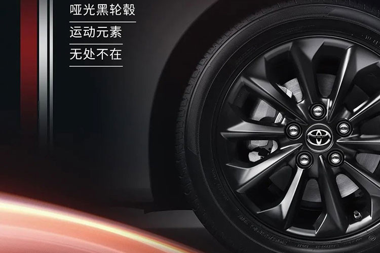 Chưa hết, hãng Toyota còn chuyển đèn sương mù trước của xe từ hai bên góc cản trước vào bên trong lưới tản nhiệt dưới. Thêm vào đó là 2 khe gió hình tam giác mới, tăng vẻ thể thao cho đầu xe của Toyota Corolla GR Sport 2022. Tiếp đến là bộ vành la-zăng đa chấu có đường kính 16 inch và được sơn màu đen nhám. 