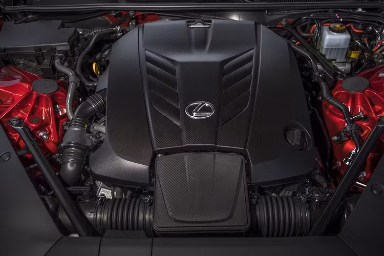 Hãng cũng đồng thời giới thiệu một phiên bản "thân thiện hơn" là coupe LC 500h hybrid sở hữu động cơ V6 3.5 L và hệ thống Hybrid 2 giai đoạn. Tổng công suất bộ máy này có thể sản sinh ra là 354 mã lực và khả năng tăng tốc từ 0-100 km/h giảm đi đôi chút.