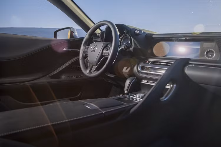 Bên trong mẫu xe này, Lexus cũng thiết kế rộng và thấp. Cấu trúc GA-L cũng là khung sàn có độ cứng nhất mà Lexus từng chế tạo, cho phép cải thiện tính năng vận hành, độ êm ái và cả việc cách âm tốt cho khoang cabin. bên trong nội thất xe cũng được trang bị nhiều tiện ích hiện đại mới nhất của thương hiệu xe sang Nhật Bản.