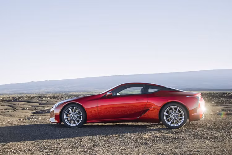 Dựa trên mẫu LF-LC Concept giới thiệu năm 2012, chiếc LC 500 tích tụ nhiều tinh hoa công nghệ và cũng mang định hướng sản phẩm tương lai của thương hiệu Lexus. Xe lớn hơn dòng coupe Lexus RC và sẽ là mẫu coupe lá cờ đầu của hãng xe sang Nhật và sẽ cạnh tranh trực tiếp với những đối thủ sừng sỏ như BMW 650i Coupe.