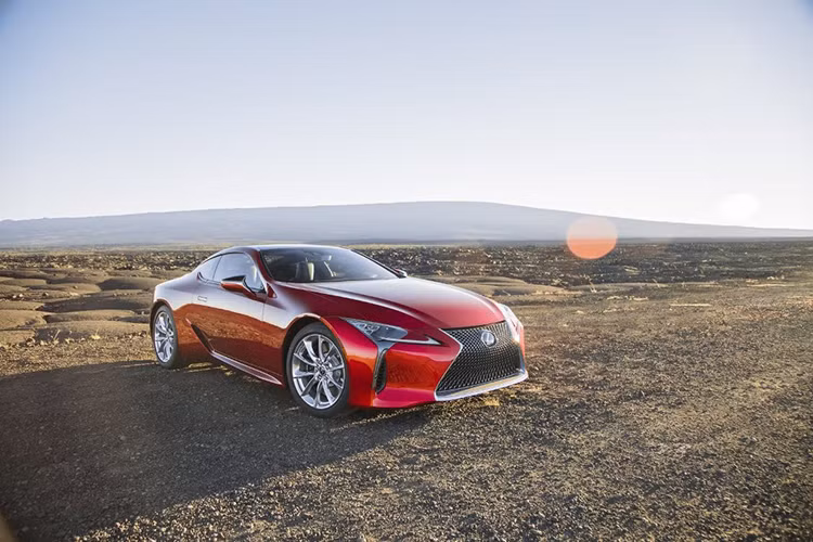 Theo Lexus mẫu LC 500 mới này điểm đặc biệt là dù xe của hãng không mạnh ở mảng hiệu suất nhưng trong quảng cáo lần này, hãng khẳng định chiếc LC 500 của mình có thể đem lại cảm giác lái hoàn hảo nhờ vào động cơ cực mạnh và tỷ lệ phân phối trọng lượng vô cùng cân bằng.