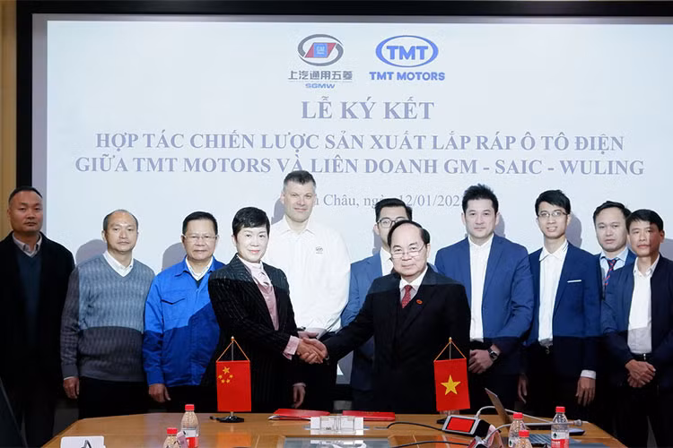 Xe oto dien gia re Mini EV sap 