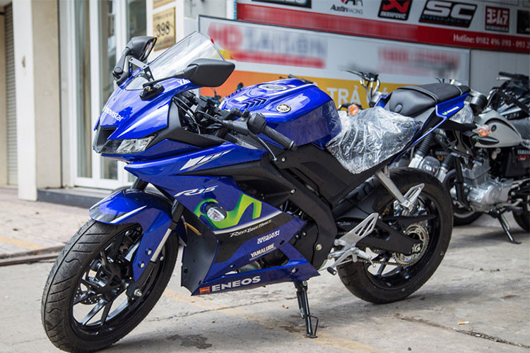 Giá bán Yamaha R15 đã giảm rất nhiều so với trước kia và hiện chỉ còn hơn 70 triệu đồng. Đây là mẫu xe rất được ưa chuộng tại Việt Nam. Thiết kế đẹp cùng khối động cơ mạnh mẽ và bền bỉ, xe được trang bị động cơ xilanh đơn, dung tích 155.1cc, công nghệ Van biến thiên VVA, sản sinh công suất đến 19.31 mã lực và mô-men xoắn đạt 14.7 Nm.