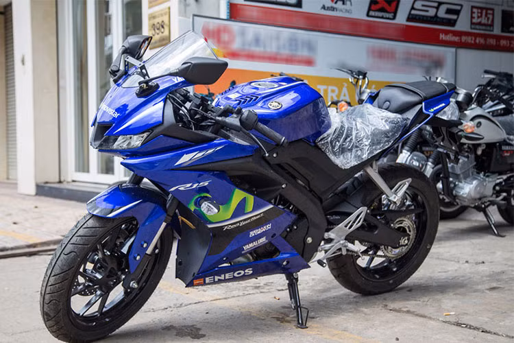 Giá bán Yamaha R15 đã giảm rất nhiều so với trước kia và hiện chỉ còn hơn 70 triệu đồng. Đây là mẫu xe rất được ưa chuộng tại Việt Nam. Thiết kế đẹp cùng khối động cơ mạnh mẽ và bền bỉ, xe được trang bị động cơ xilanh đơn, dung tích 155.1cc, công nghệ Van biến thiên VVA, sản sinh công suất đến 19.31 mã lực và mô-men xoắn đạt 14.7 Nm.