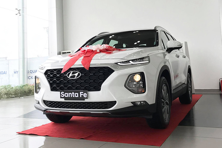 Hiện các đại lý của Hyundai Thành Công cũng đã ngừng bán phiên bản cũ của SantaFe đồng thời nhận đặt cọc của khách cho phiên bản mới. ại thị trường Việt Nam, Huyndai SantaFe 2019 hoàn toàn mới sẽ nằm cùng phân khúc với các đối thủ cùng phân khúc như Ford Everest, Toyota Fortuner hay Kia Sorento...