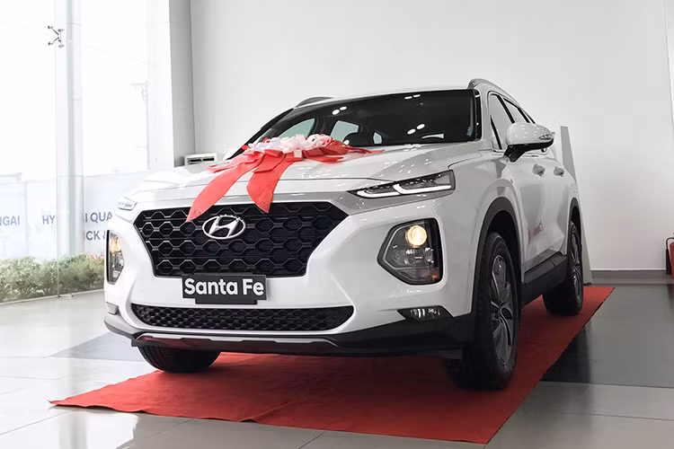 Hiện các đại lý của Hyundai Thành Công cũng đã ngừng bán phiên bản cũ của SantaFe đồng thời nhận đặt cọc của khách cho phiên bản mới. ại thị trường Việt Nam, Huyndai SantaFe 2019 hoàn toàn mới sẽ nằm cùng phân khúc với các đối thủ cùng phân khúc như Ford Everest, Toyota Fortuner hay Kia Sorento...