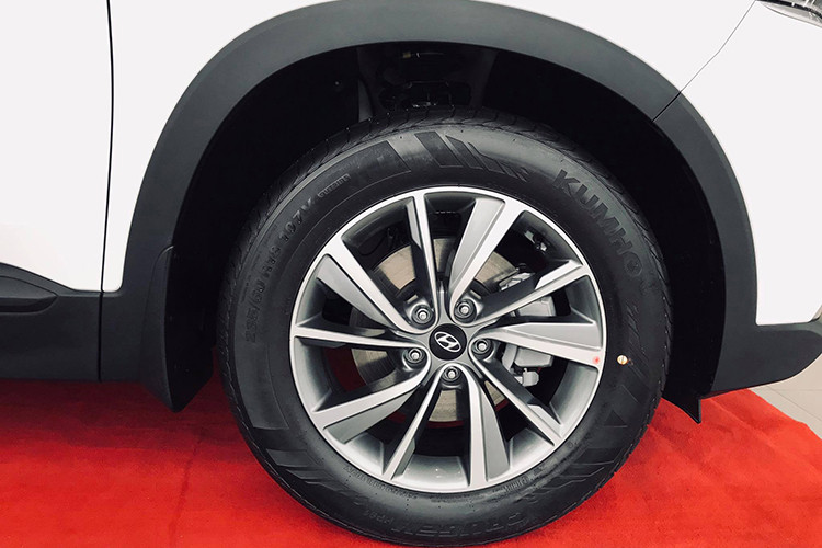 Mâm xe hợp kim 19-inch thiết kế dạng 5 chấu là trang bị tiêu chuẩn. Thân xe với các đường gân dập nổi sắc nét ở thân xe góp phần giúp SantaFe phiên bản 2019 ra dáng SUV hơn. Phần đuôi xe có đèn hậu LED tái thiết kế, hẹp hơn và tinh xảo hơn trước. Cản xe và đèn sương mù phía sau cũng được mở rộng, giúp SantaFe bề thế, vững chãi.