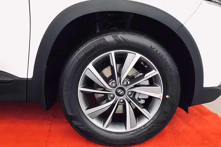 Mâm xe hợp kim 19-inch thiết kế dạng 5 chấu là trang bị tiêu chuẩn. Thân xe với các đường gân dập nổi sắc nét ở thân xe góp phần giúp SantaFe phiên bản 2019 ra dáng SUV hơn. Phần đuôi xe có đèn hậu LED tái thiết kế, hẹp hơn và tinh xảo hơn trước. Cản xe và đèn sương mù phía sau cũng được mở rộng, giúp SantaFe bề thế, vững chãi.