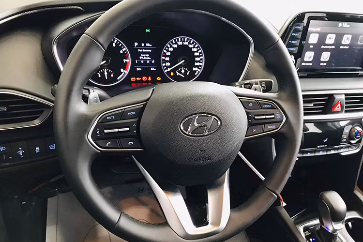 Bên trong nội thất của Hyundai SantaFe 2019 cũng sẽ có nhiều thay đổi hơn trước, mang tới cảm giác sang trọng và cao cấp hơn nhờ tông màu đen chủ đạo hay trang bị ghế ngồi bọc da. Thiết kế màn hình thông tin giải trí được thay đổi, đặt hẳn lên cao tương tự với Hyundai Kona.