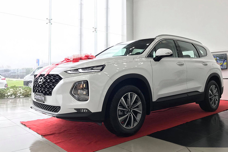 Trước đó, thông tin mẫu xe Hyundai SantaFe 2019 mới sẽ được giới thiệu từ cuối tháng 11 rồi lùi sang tháng 12/2018 nhưng vẫn không thành hiện thực. Hãng xe Hàn đã từng đưa mẫu xe demo đi trưng bày tại các đại lý tại Việt Nam nhằm thăm dò ý kiến của khách hàng cũng như nhận cọc đối với những người quan tâm. Giá bán không được tiết lộ nhưng dự kiến sẽ tương đương hoặc cao hơn so với đời cũ.