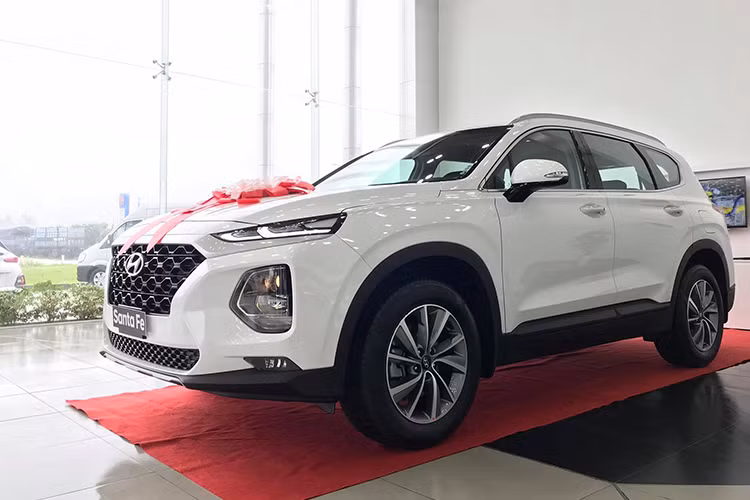 Trước đó, thông tin mẫu xe Hyundai SantaFe 2019 mới sẽ được giới thiệu từ cuối tháng 11 rồi lùi sang tháng 12/2018 nhưng vẫn không thành hiện thực. Hãng xe Hàn đã từng đưa mẫu xe demo đi trưng bày tại các đại lý tại Việt Nam nhằm thăm dò ý kiến của khách hàng cũng như nhận cọc đối với những người quan tâm. Giá bán không được tiết lộ nhưng dự kiến sẽ tương đương hoặc cao hơn so với đời cũ.