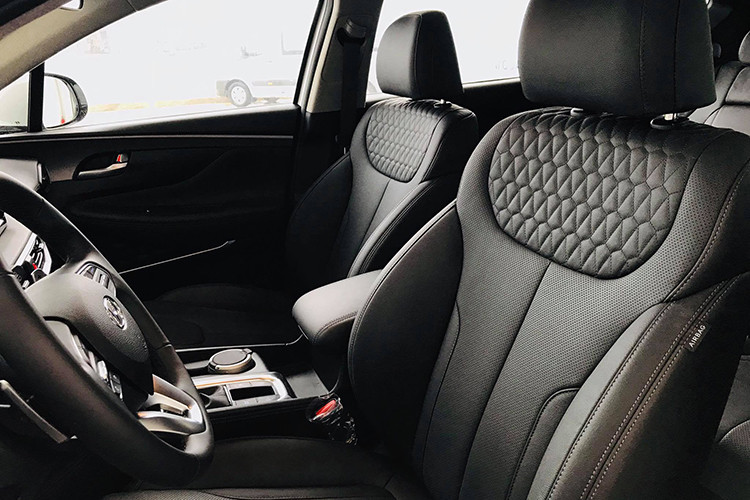 Về an toàn, SantaFe 2019 tại Việt Nam được trang bị đầy đủ hơn trước với camera lùi, cảm biến lùi, 6 túi khí, hệ thống chống bó cứng phanh, cân bằng điện tử, hỗ trợ khởi hành ngang dốc và hỗ trợ đổ đèo tiêu chuẩn. Những tính năng còn lại như camera biến trước/sau, cảnh báo điểm mù, khóa an toàn thông minh, cảnh báo người ngồi hàng ghế sau và phanh tay điện tử chỉ có trên bản đặc biệt.