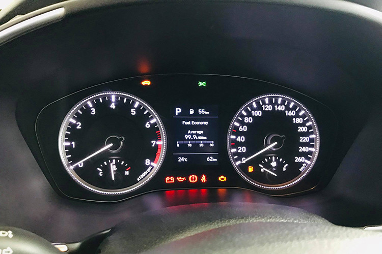 Ghế lái chỉnh điện, ghế gập 6:4, hệ thống thông tin giải trí AVN, kết nối Bluetooth, hệ thống âm thanh 6 loa, điều hòa tự động, chìa khóa thông minh và nút bấm khởi động máy, cốp chỉnh điện hay cảm biến gạt mưa là trang bị tiêu chuẩn. Riêng sạc điện thoại không dây, cửa sổ trời toàn cảnh và màn hình công-tơ-mét siêu sáng 7 inch chỉ có trên bản đặc biệt.