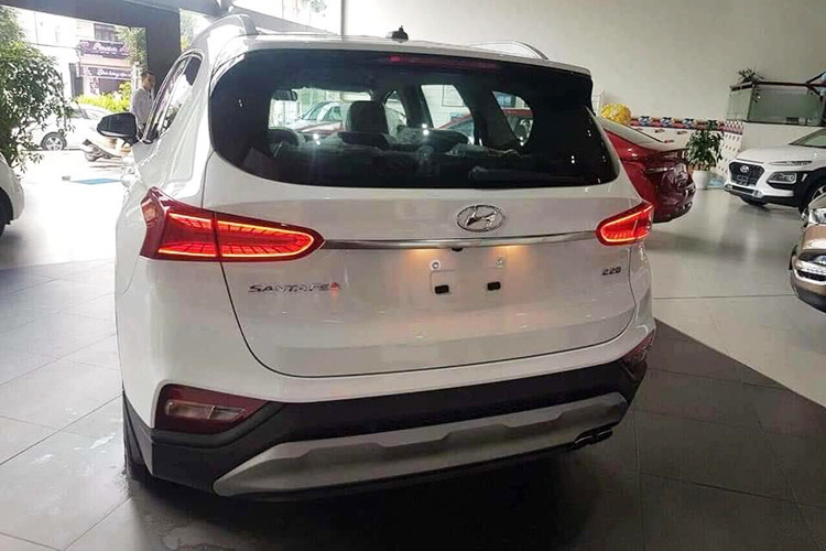 Lưới tản nhiệt của xe sở hữu kiểu thiết kế Cascade mới với các nan lưới tròn. Đầu xe nhờ đó cũng trở nên to bản và hầm hố hơn. Phía trước, cặp đèn pha LED được nối liền bởi một thanh nẹp chrome lớn. Trong khi đó đèn sương mù và đèn xi-nhan gom thành một cụm tương đối lạ mắt.