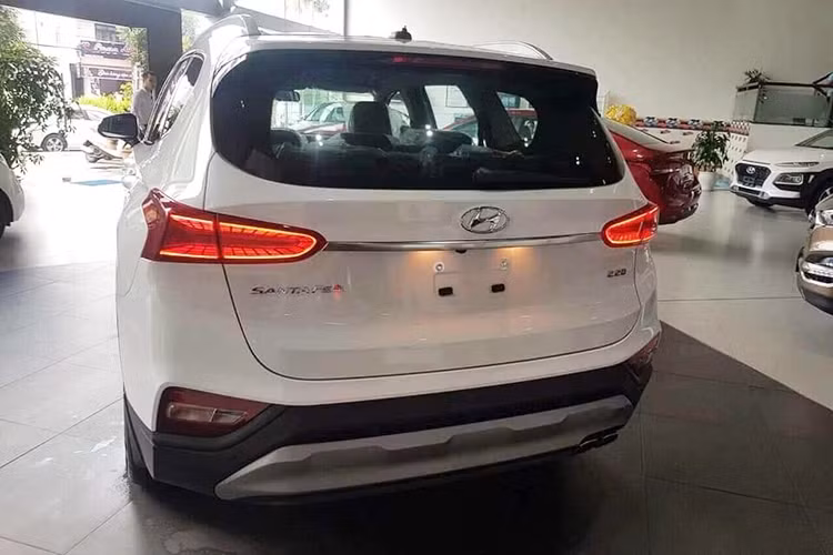 Lưới tản nhiệt của xe sở hữu kiểu thiết kế Cascade mới với các nan lưới tròn. Đầu xe nhờ đó cũng trở nên to bản và hầm hố hơn. Phía trước, cặp đèn pha LED được nối liền bởi một thanh nẹp chrome lớn. Trong khi đó đèn sương mù và đèn xi-nhan gom thành một cụm tương đối lạ mắt.