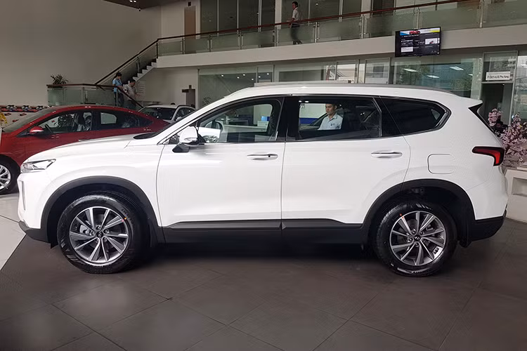 Theo thông tin hé lộ từ một số đại lý Hyundai tại Việt Nam, thế hệ mới của SantaFe sẽ có 4 phiên bản cùng mức giá dao động từ từ 1,1 đến 1,3 tỷ đồng. Như vậy có thể thấy so với thế hệ trước đây, Hyundai Santa Fe 2019 mới sẽ có mức giá chênh lệch trung bình vào khoảng 200 triệu đồng.