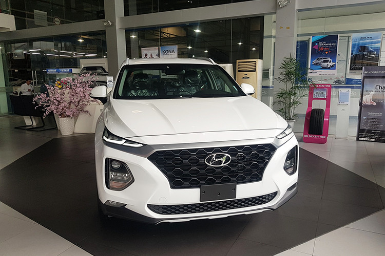 Về thiết kế, Hyundai SantaFe hoàn toàn mới có kích thước Dài x Rộng x Cao 4.770 x 1.890 x 1.680 mm, chiều dài cơ sở đạt 2.765 mm. So với thế hệ tiền nhiệu, chiếc SUV của Hyundai nay dài hơn 70 mm, rộng hơn 10 mm trong khi khoảng cách hai trục tăng thêm 65mm. Mẫu xe này lột xác hoàn toàn với phong cách hầm hố và cơ bắp hơn.