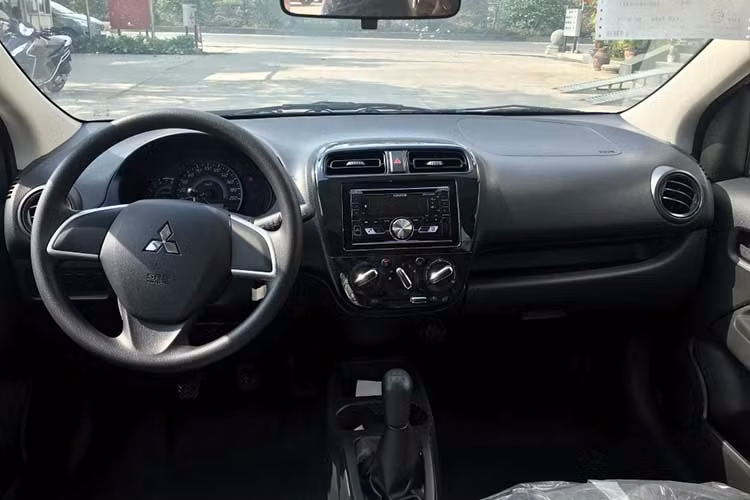 So với bản tiêu chuẩn, phiên bản Mirage MT không có nhiều thay đổi về mặt ngoại hình, chỉ bị "lược" bớt một số trang bị option theo xe gồm: đèn sương mù, ốp trang trí đèn sương mù và đèn báo rẽ trên gương chiếu hậu. Bên trong xe, một số chi tiết cũng được cắt giảm so với bản CTV.