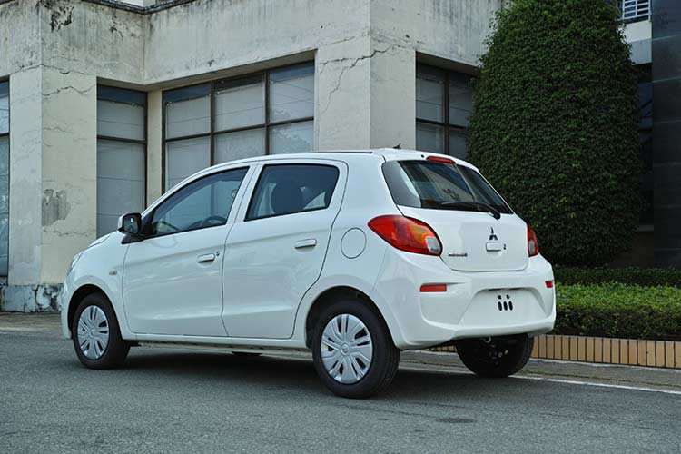 Mitsubishi Mirage MT mới được trang bị khối động cơ MIVEC 1.2 giống như phiên bản cũ. Động cơ cho công suất cực đại 77 mã lực và mô-men xoắn cực đại 96 Nm, đi kèm hộp số tay 5 cấp. Các trang bị an toàn được trang bị trên xe như: khung xe RISE, 2 túi khí và hệ thống căng đai tự động, dây an toàn cho tất cả các hàng ghế...