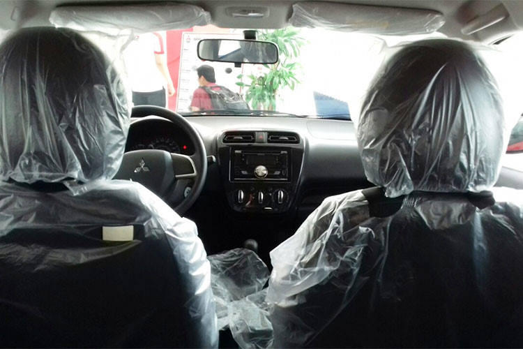 Là phiên bản có giá rẻ nhất, Mitsubishi Mirage MT bị cắt giảm một số chi tiết như vô lăng xe không được trang bị các nút bấm đa dụng, khoá điện không được trang bị nút bấm... như phiên bản đủ. Tuy nhiên một số trang bị đi kèm vẫn tạm đủ cho người dùng như; kết nối Bluetooth, USB, AUX, điều hoà...