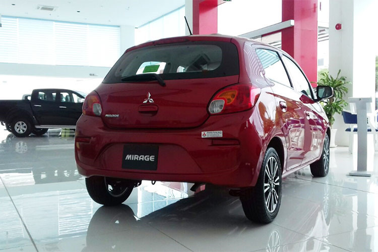 Mitsubishi Mirage mới là mẫu xe với kiểu dáng hatchback thuộc dòng xe có thiết kế nhỏ gọn, tiết kiệm nhiên liệu. Là phiên bản nâng cấp vòng đời mới, Mirage mới vẫn được nhà sản xuất Mitsubishi giữ nguyên thiết kế tổng thể, nó chỉ được thay đổi nhẹ ở một số chi tiết so với trước.
