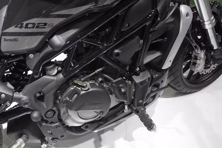 Mặc dù có dáng cruiser nhưng 402S sử dụng hệ khung có kết cấu dạng trellis bằng thép ống giống như chiếc naked-bike giá rẻ BN302 đang bán tại Việt Nam. Hệ thống phuộc trước có dạng USD cứng cáp, với đường kính phuộc 41mm và có khoảng hành trình 125mm. Xe được trang bị phanh ABS cho cả 2 bánh.
