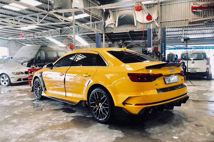 Hai bên hông, chiếc xe không chỉ được làm mới thêm hai ốp sườn mà còn có thêm cả cánh lướt gió sườn, cùng với phần ốp kiểu cách ở hai bên hông thân trước. Phía sau cũng có thiết kế thể thao hơn, nổi bật với bộ khuếch tán khí động cản sau, bên trên là một cánh hướng gió đuôi được sáng tạo thiết kế cho phù hợp với đuôi của A4.