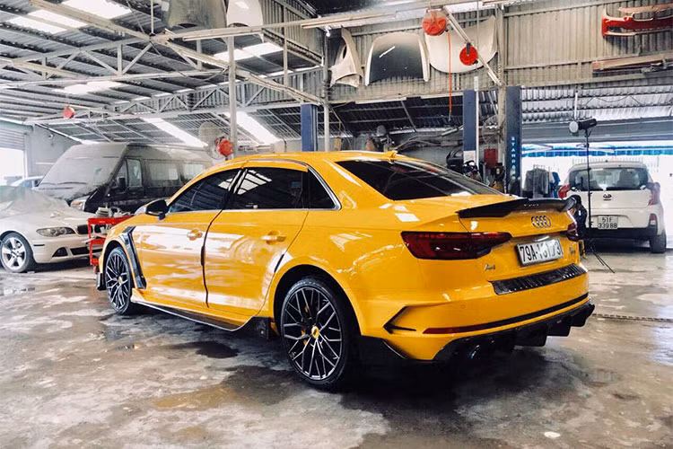 Hai bên hông, chiếc xe không chỉ được làm mới thêm hai ốp sườn mà còn có thêm cả cánh lướt gió sườn, cùng với phần ốp kiểu cách ở hai bên hông thân trước. Phía sau cũng có thiết kế thể thao hơn, nổi bật với bộ khuếch tán khí động cản sau, bên trên là một cánh hướng gió đuôi được sáng tạo thiết kế cho phù hợp với đuôi của A4.