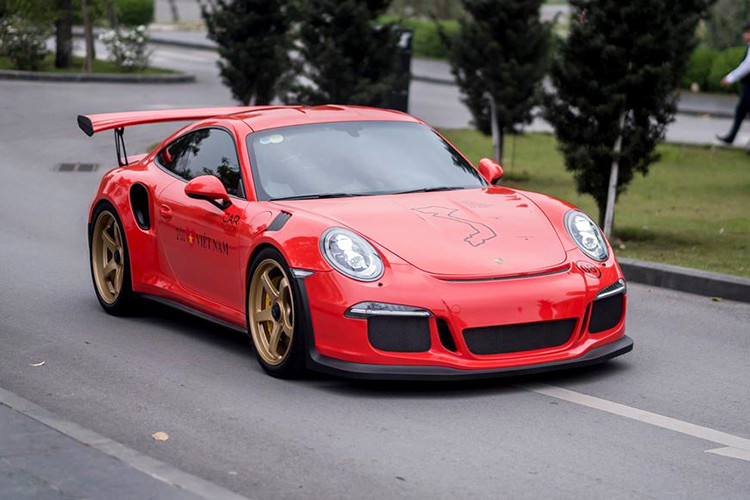 Thông tin Cường Đô la muốn bán lại chiếc siêu xe Porsche 911 GT3 RS thuộc dạng "hàng độc" này đã xuất hiện từ khá lâu trong giới buôn xe. Nhưng, sau khi Car &amp; Passion 2018 diễn ra vào đầu tháng 3 và vừa qua kết thúc, siêu xe này mới chính thức được rao bán công khai.