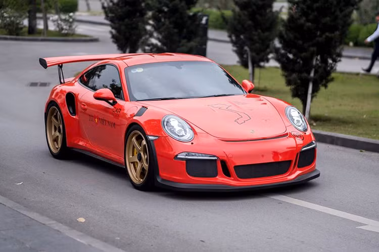 Thông tin Cường Đô la muốn bán lại chiếc siêu xe Porsche 911 GT3 RS thuộc dạng "hàng độc" này đã xuất hiện từ khá lâu trong giới buôn xe. Nhưng, sau khi Car &amp; Passion 2018 diễn ra vào đầu tháng 3 và vừa qua kết thúc, siêu xe này mới chính thức được rao bán công khai.