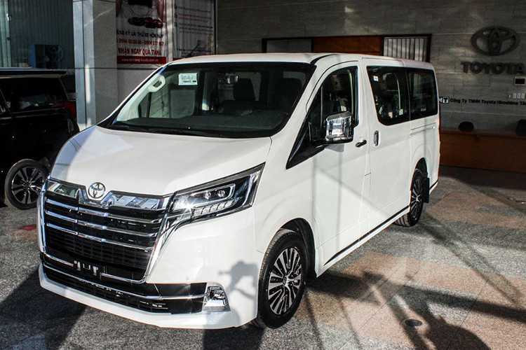 Dù doanh số tăng nhưng Toyota Granvia chỉ có 4 chiếc Granvia hoàn thành thủ tục lăn bánh trong tháng 7/2020, với mức giá kha cao nên hiện chỉ có 7 chiếc bán ra từ đầu năm đến nay. Đối thủ của Toyota Granvia là Kia Sedona, Peugeot Traveller và Ford Tourneo. Tại Việt Nam, Toyota Granvia chỉ có một phiên bản duy nhất trang bị động cơ diesel 2.8L, giá 3,072 tỷ đồng.
