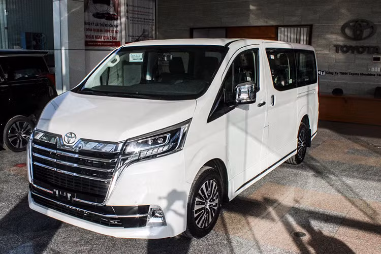 Dù doanh số tăng nhưng Toyota Granvia chỉ có 4 chiếc Granvia hoàn thành thủ tục lăn bánh trong tháng 7/2020, với mức giá kha cao nên hiện chỉ có 7 chiếc bán ra từ đầu năm đến nay. Đối thủ của Toyota Granvia là Kia Sedona, Peugeot Traveller và Ford Tourneo. Tại Việt Nam, Toyota Granvia chỉ có một phiên bản duy nhất trang bị động cơ diesel 2.8L, giá 3,072 tỷ đồng.