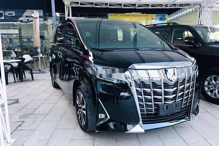 Xếp vị trí tiếp theo là Toyota Alphard với 5 xe rời khỏi đại lý trong tháng 7 vừa qua. Nguyên nhân khiến Alphard ế ẩm là do giá bán quá cao và không thực dụng. Với giá bán 4,038 tỷ đồng, mẫu "chuyên cơ mặt đất" của Toyota chỉ phù hợp với thu nhập của tầng lớp thượng lưu. Cộng dồn 7 tháng đầu năm, doanh số của Toyota Alphard chỉ đạt 36 chiếc.