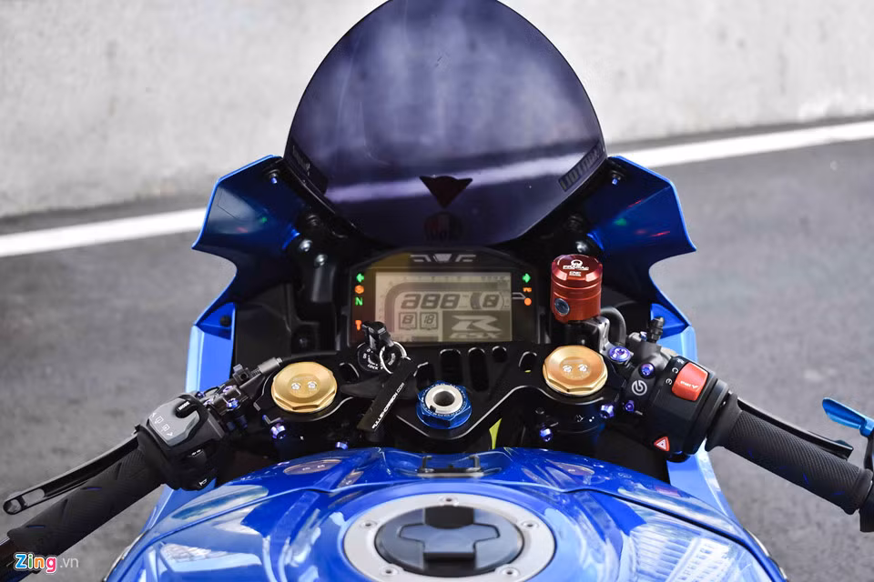 Nhiều chi tiết nguyên bản được thế bằng đồ chơi đắt tiền. Ghi đông cắt CNC mới. Bình dầu Pramac Racing hàng hiệu. Màn hình chính lấy cảm hứng từ MotoGP thiết kế giúp người lái dễ dàng theo dõi các thông số.