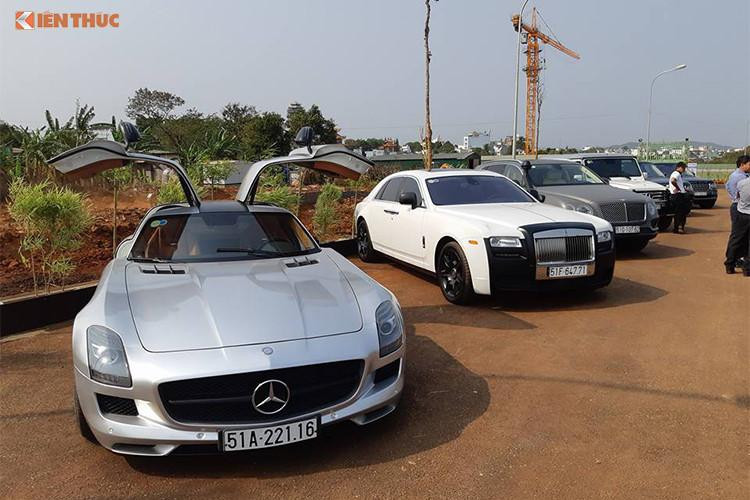 Mẫu siêu xe được mệnh danh "ông hoàng tốc độ" Bugatti Veyron sinh ra không để dành cho các cung đường dài, đó còn chưa kể điều kiện giao thông tại Việt Nam rất phức tạp, chính vì điều này mà danh sách hành trình siêu xe đi xuyên Việt của Chủ tịch Trung Nguyên có sự hiện diện của "ông hoàng tốc độ" khiến không ít người hoài nghi.