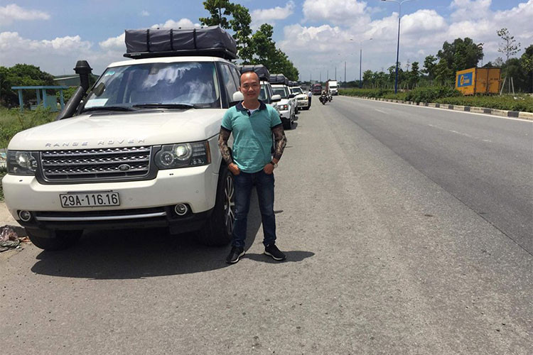 Hiện trên mạng xã hội đã lan truyền hình ảnh dàn xe Range Rover "tông xuyệt tông" màu trắng và độ ống thở Safari của Chủ tịch Trung Nguyên di chuyển cùng nhau trên đường. Chưa rõ khi nào hành trình xuyên Việt của ông chủ cà phê Trung Nguyên sẽ chính thức khởi hành.