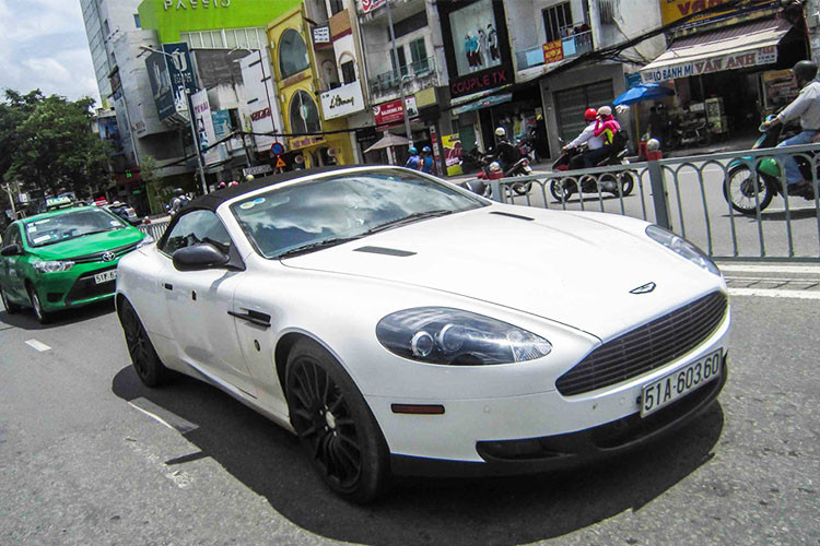 Aston Martin cũng sẽ có 2 đại diện góp mặt trong hành trình xuyên Việt này là Vanquish bản Coupe và chiếc Vanquish Volante độc nhất Việt Nam. Bộ sưu tập xe của Chủ tịch Trung Nguyên hiện còn 1 chiếc Aston Martin Vanquish khác và cặp đôi DB9 Coupe và DB9 Volante.