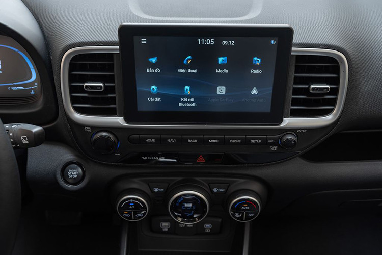 Màn hình của xe hỗ trợ đầy đủ kết nối Android Auto, Apple Carplay, Bluetooth cũng như bản đồ dẫn đường được Hyundai Thành Công phát triển riêng dành cho thị trường Việt... Đặc biệt Venue cũng trang bị cổng sạc dạng USB Type-C tiện dụng nhất hiện nay với khả năng sạc nhanh trên cả hàng ghế phía trước và phía sau. Người dùng có thể hài lòng với hệ thống âm thanh 6 loa theo xe đạt chất lượng tốt.