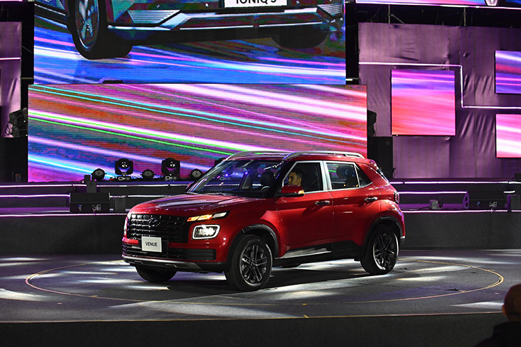 Mẫu xe SUV cỡ A - Hyundai Venue giá rẻ ra mắt lần đầu tiên tại New York Motorshow 2019, và phiên bản cải tiến nâng cấp được giới thiệu vào năm 2022. Chiếc xe gây ấn tượng về thiết kế cá tính, được trang bị những tiện nghi hiện đại cùng những công nghệ ứng dụng hàng đầu.